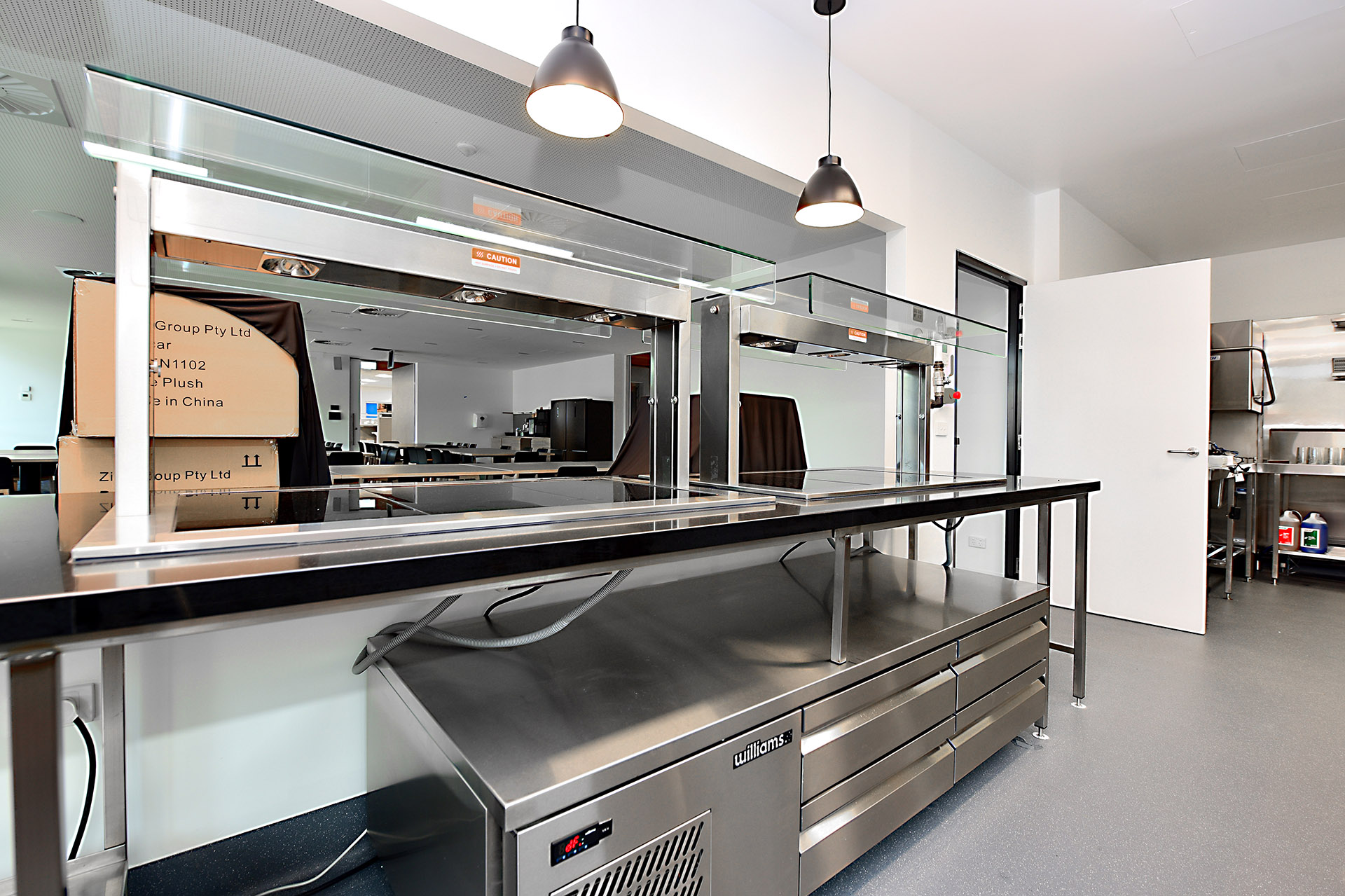 Servery pass with heated gantry and refrigerated base